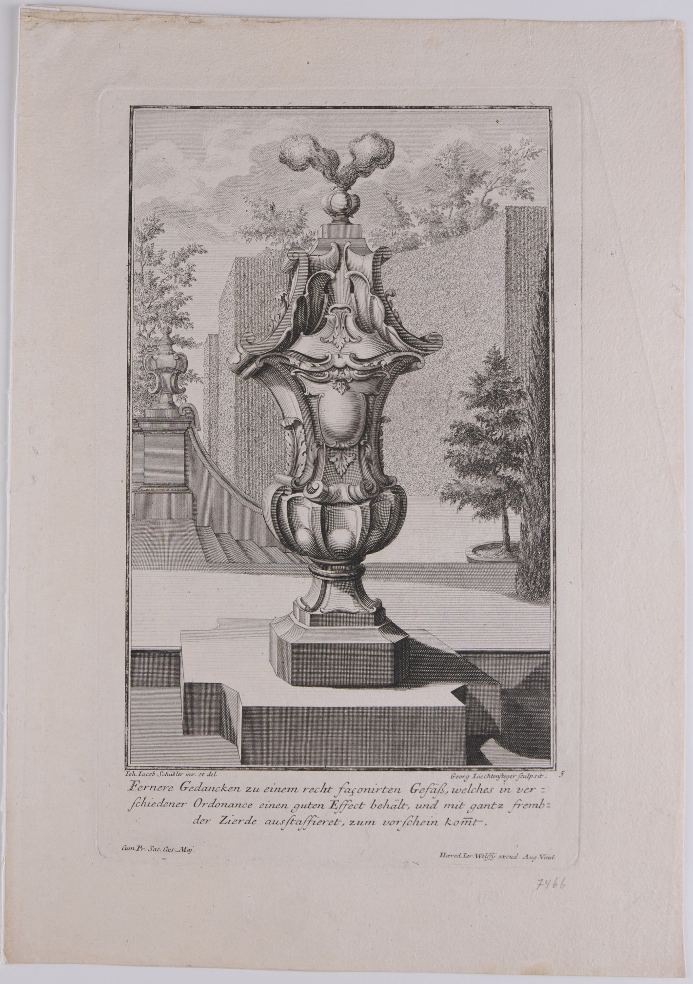 Großes verziertes Schmuckgefäß auf einem vieleckigen Podest. Im Hintergrund ein Garten mit hohen Hecken und Bäume. Unter dem Motiv befindet sich gedruckter Text.