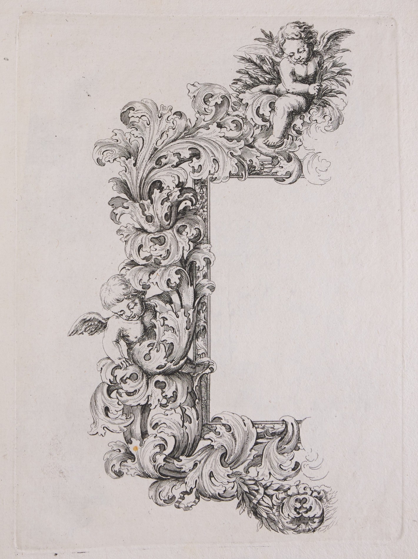 Linke Hälfte eines Bilderrahmens bestehend aus verschlungenen, dichten Blattranken. Darin oben und an der Seite je ein Engelchen.