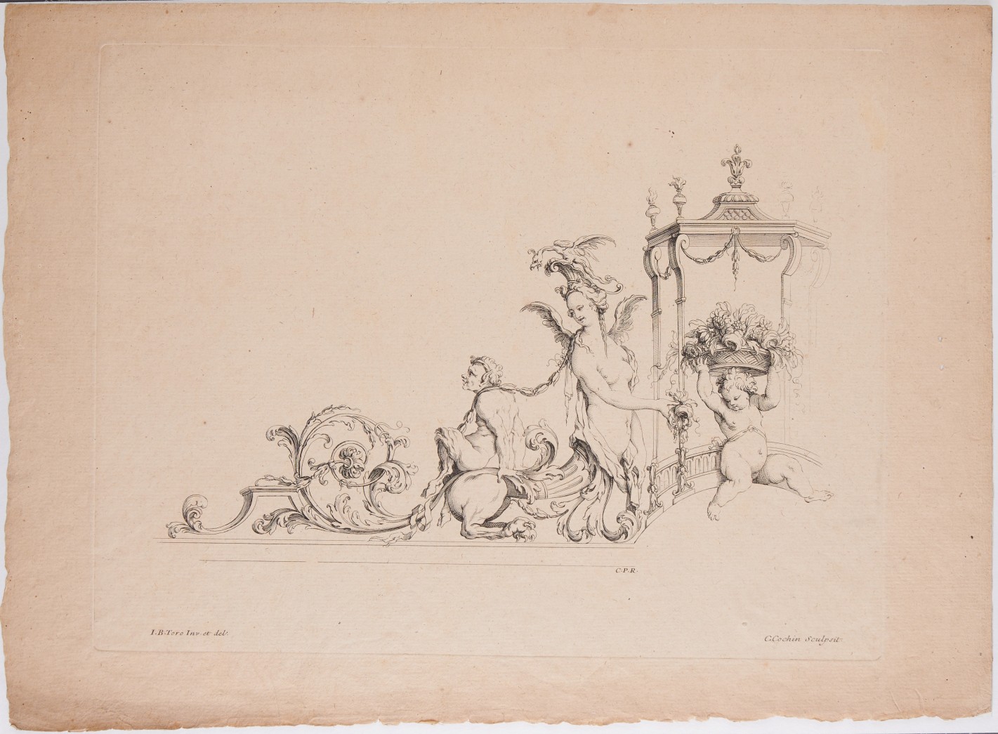 Fantasievolle Zusammenstellung verschiedener Figuren und Ranken. Rechts ein kleiner Putto mit Blumenkorb über dem Kopf unter einem Baldachin. Mittig ein Mischwesen auf dessen Gesäß ein Mensch mit Bocksfüßen hockt.