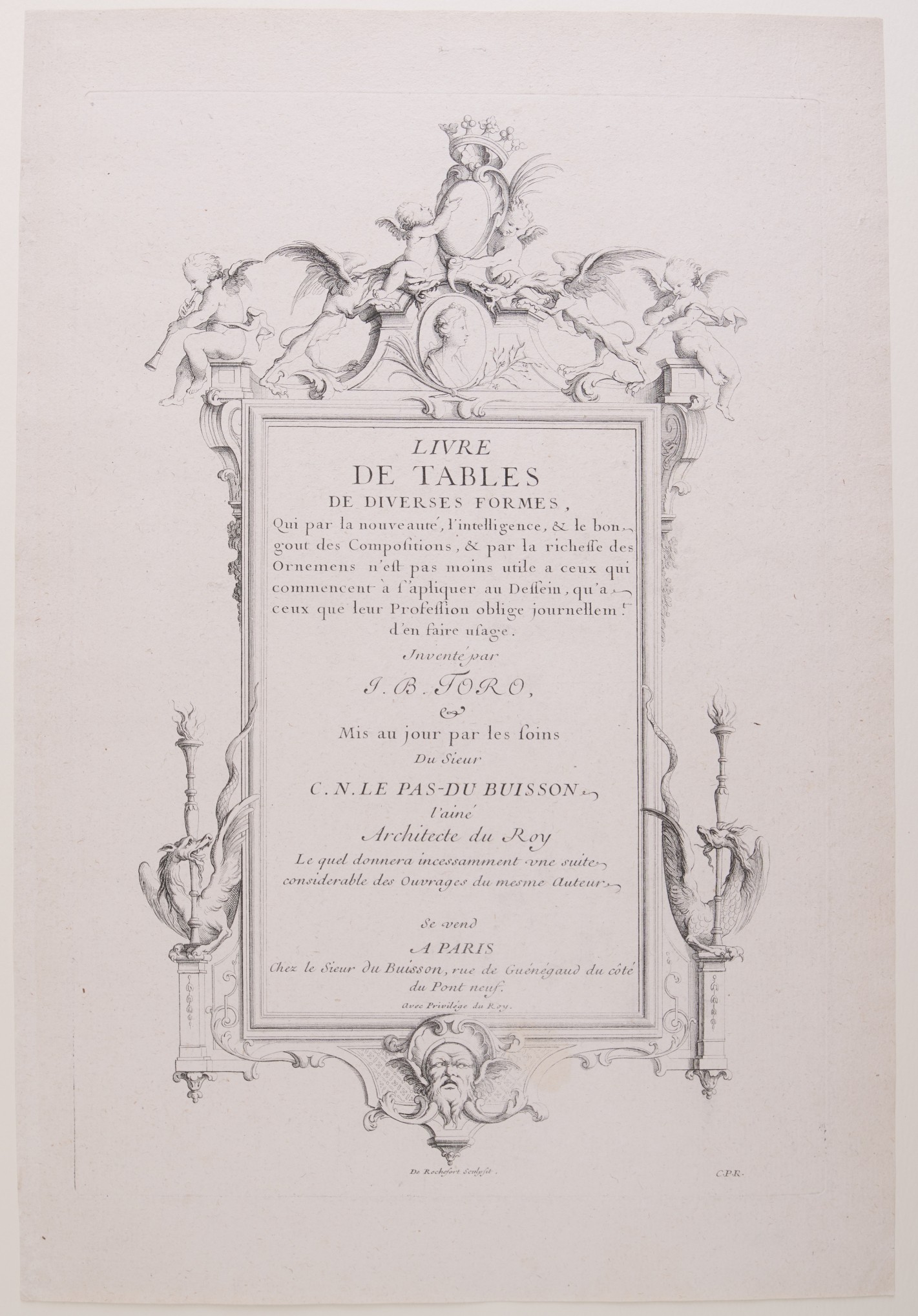 Hochkant gezeichneter, rechteckiger Rahmen, der rechts und links mit zwei Drachen, einem verzerrtem Gesicht unterhalb sowie Halbportrait und kleinen Engelchen oberhalb geschmückt ist.