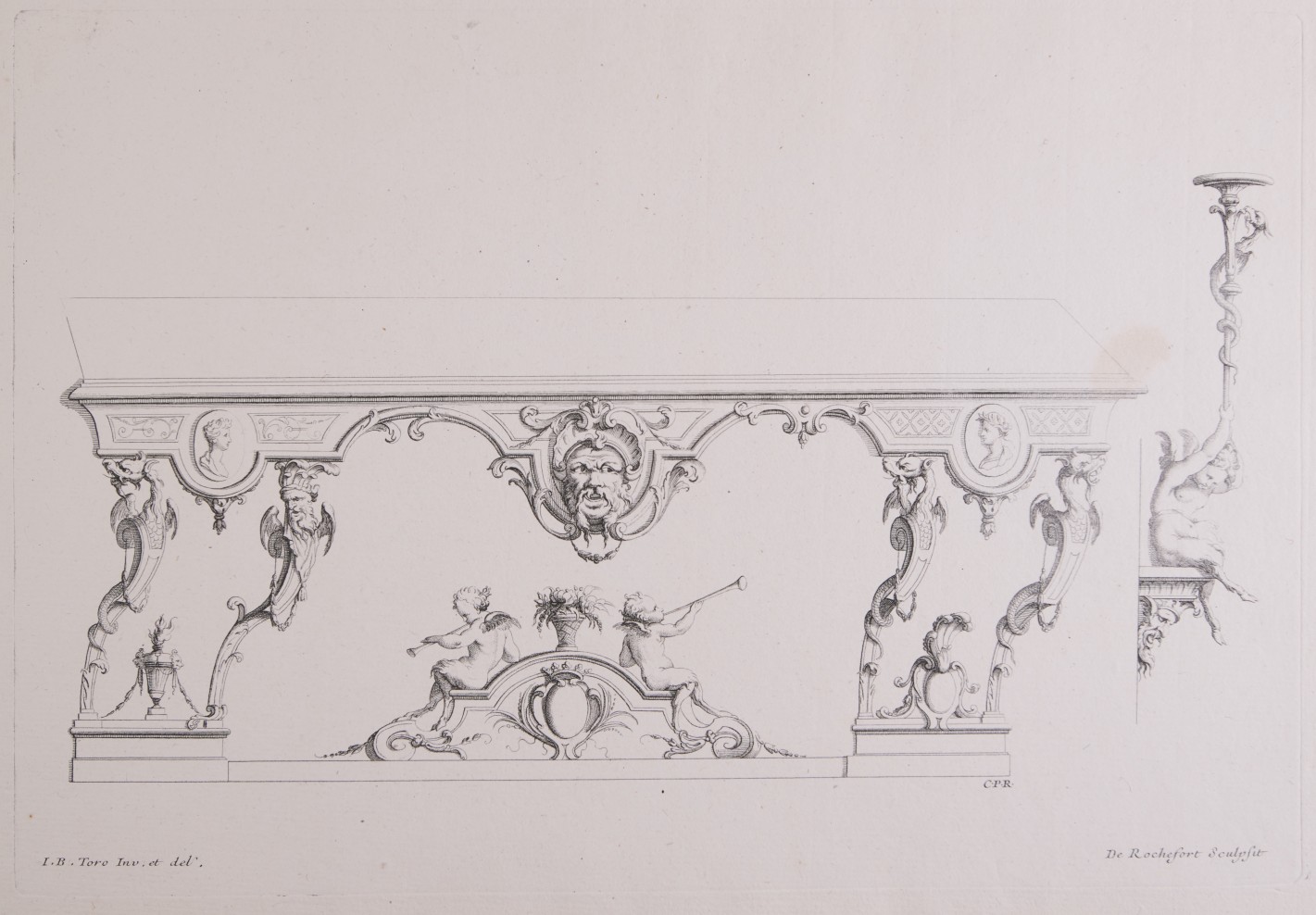 Seitliche Ansicht eines Tisches, gestützt von drei Drachen und einem geflügelten Wesen mit Männerkopf. Unterhalb der Tischplatte in der Mitte eine Maske. Rechts vom Tisch sitzt ein bocksbeiniger kleiner Engel und hält einen Leuchter.