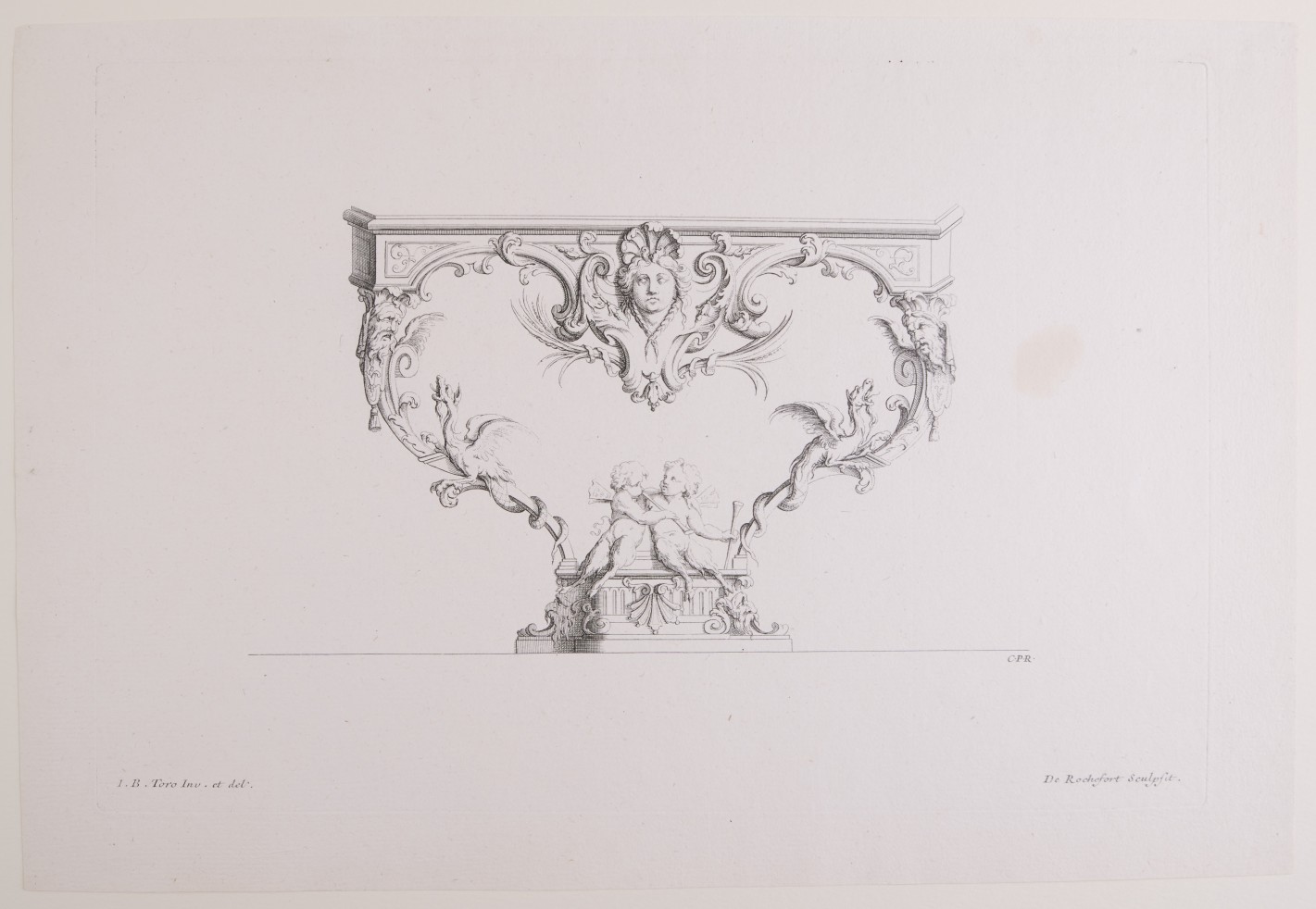 Seitenansicht eines Tisches mit herzförmig gebogenem Untergestell, das in mit Figuren und verschlungenen Zierformen geschmückt ist.