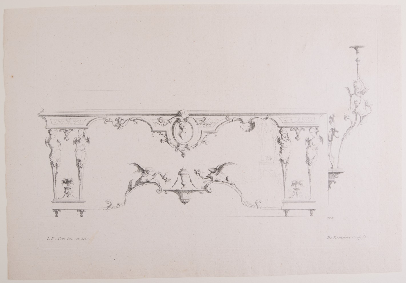 Langes Tischmöbel von der Seite aus gesehen. Mit zwei fantasievollen Beinpaaren aus männlichen und weiblichen Mischwesen und einem Verbindungsteil aus zwei Drachen. Unterhalb der Tischplatte mittig ein ovales Medaillon mit weiblichen Kopf im Profil.