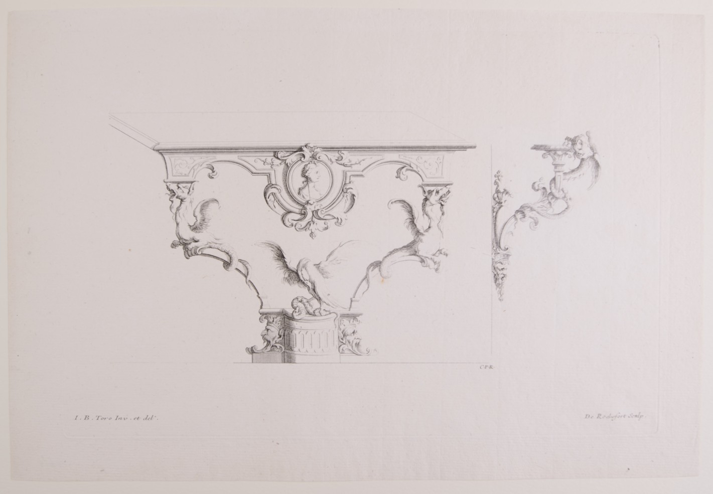 Ablagemöbel mit herzförmigem Untergestell, von der Seite aus betrachtet. Links und rechts mit Masken geschmückt. Auf dem Sockel ein Greif, der eine Schlange erlegt hat. Unterhalb der Tischplatte rundes Medaillon mit weiblichem Kopf im Profil.