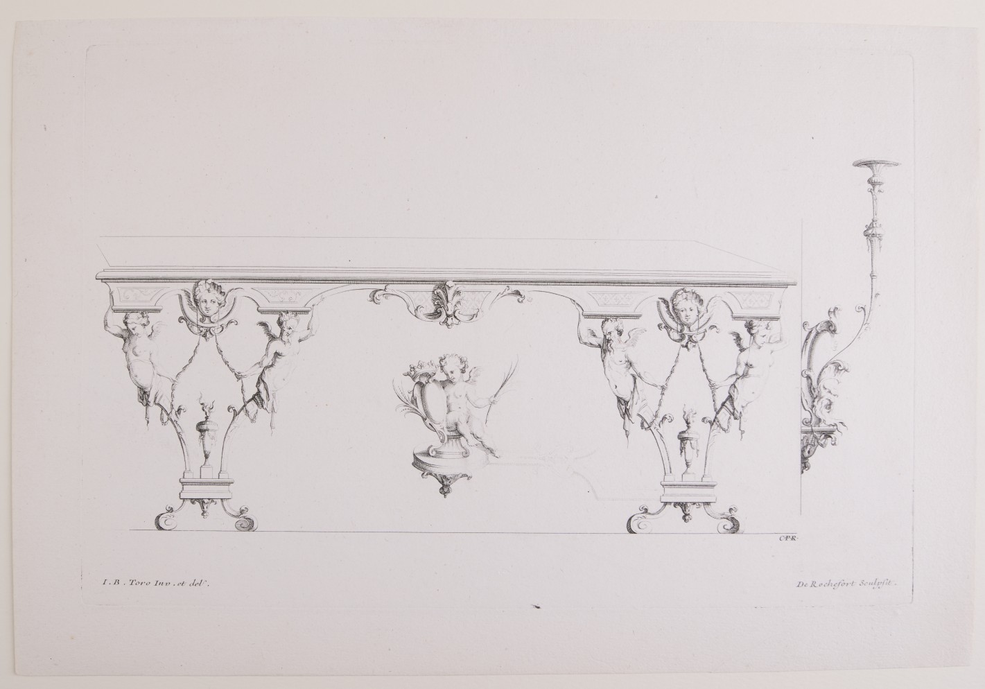 Lange Tafel mit zwei Stützen. Auf je zwei verzierten Stützen stehend, darüber je eine weibliche und eine männliche Fantasiefigur, die mit einer Hand die Tischplatte stützen und sich mit der inneren Hand an einer Girlande festhalten. Rechts des Möbels eine Wandanrichte mit Fratzengesicht, aus dem ein Leuchter emporwächst.