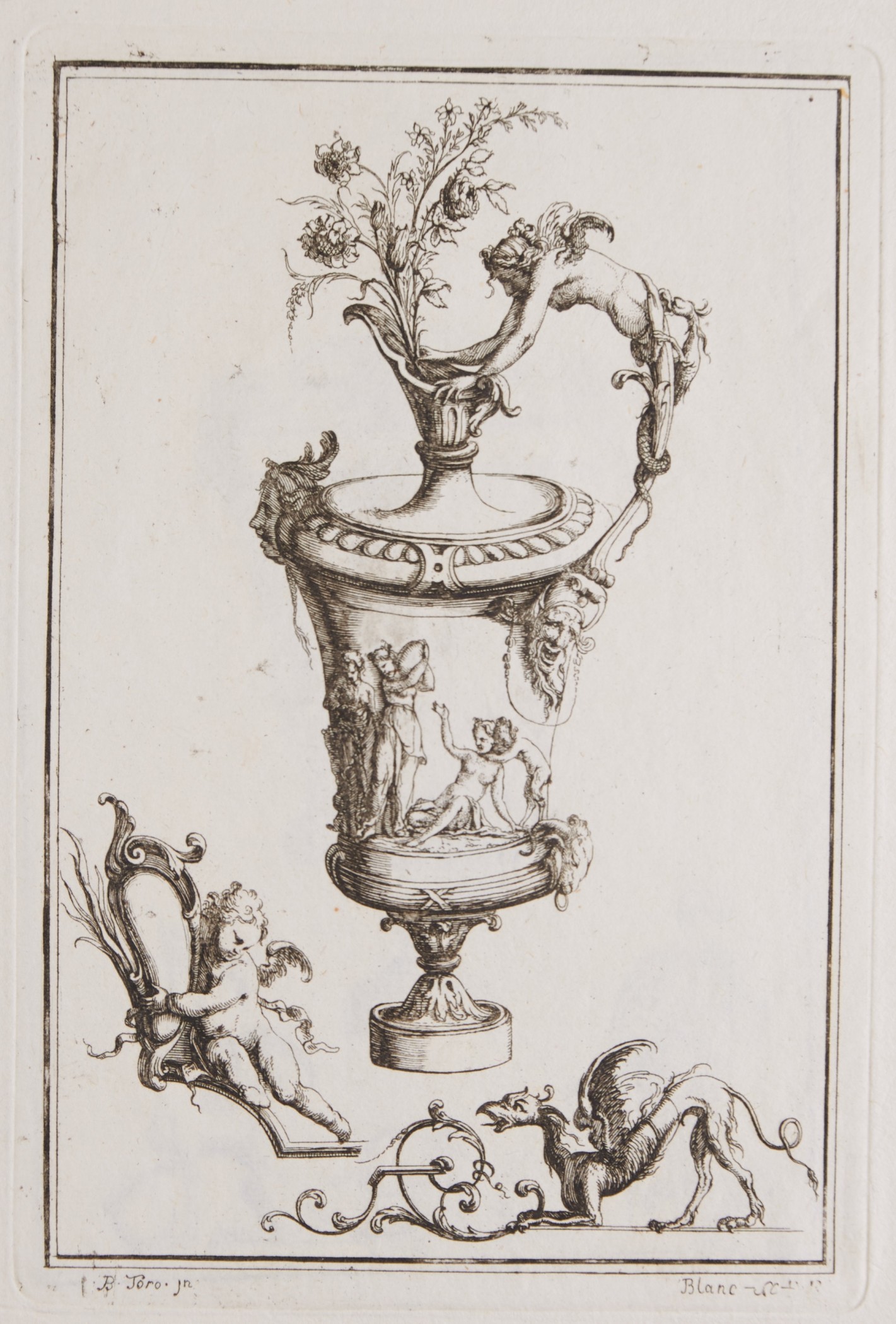 Schmuckgefäß mit Blüten und Figuren verziert. Unten links eine kleine Engelsfigur, rechts ein kleiner Drache, der auf eine Blattranke tritt.