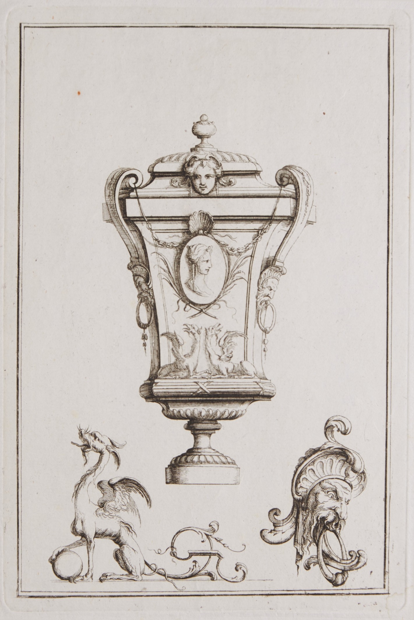 Zentral ein Ziergefäß mit Figurenschmuck. Unten links ein kleiner Drache, der seine Tatze auf eine Kugel gelegt hat. Rechts eine männliche Fratze.