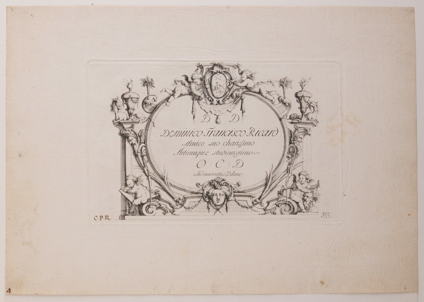 Ovaler Rahmenentwurf, der von kleinen Engelchen, Drachen, Fratzen und Masken geschmückt wird. Im Rahmen befindet sich ein kurzer Text.