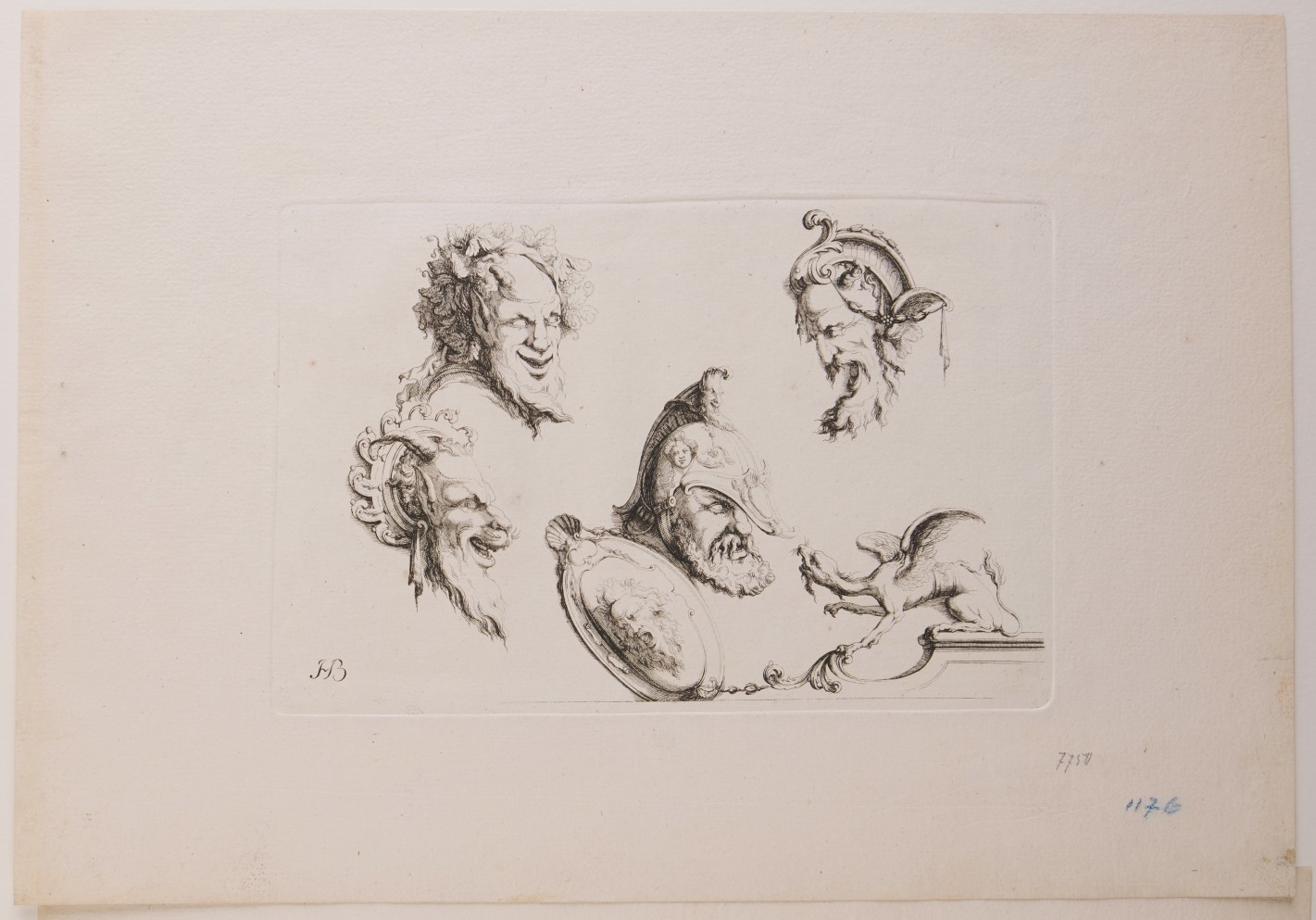 Vier männliche Fratzen, mittlere untere  mit Helm und Schild. Ihr Blick richtet sich auf ein kleines geflügeltes Fabelwesen im Vordergrund