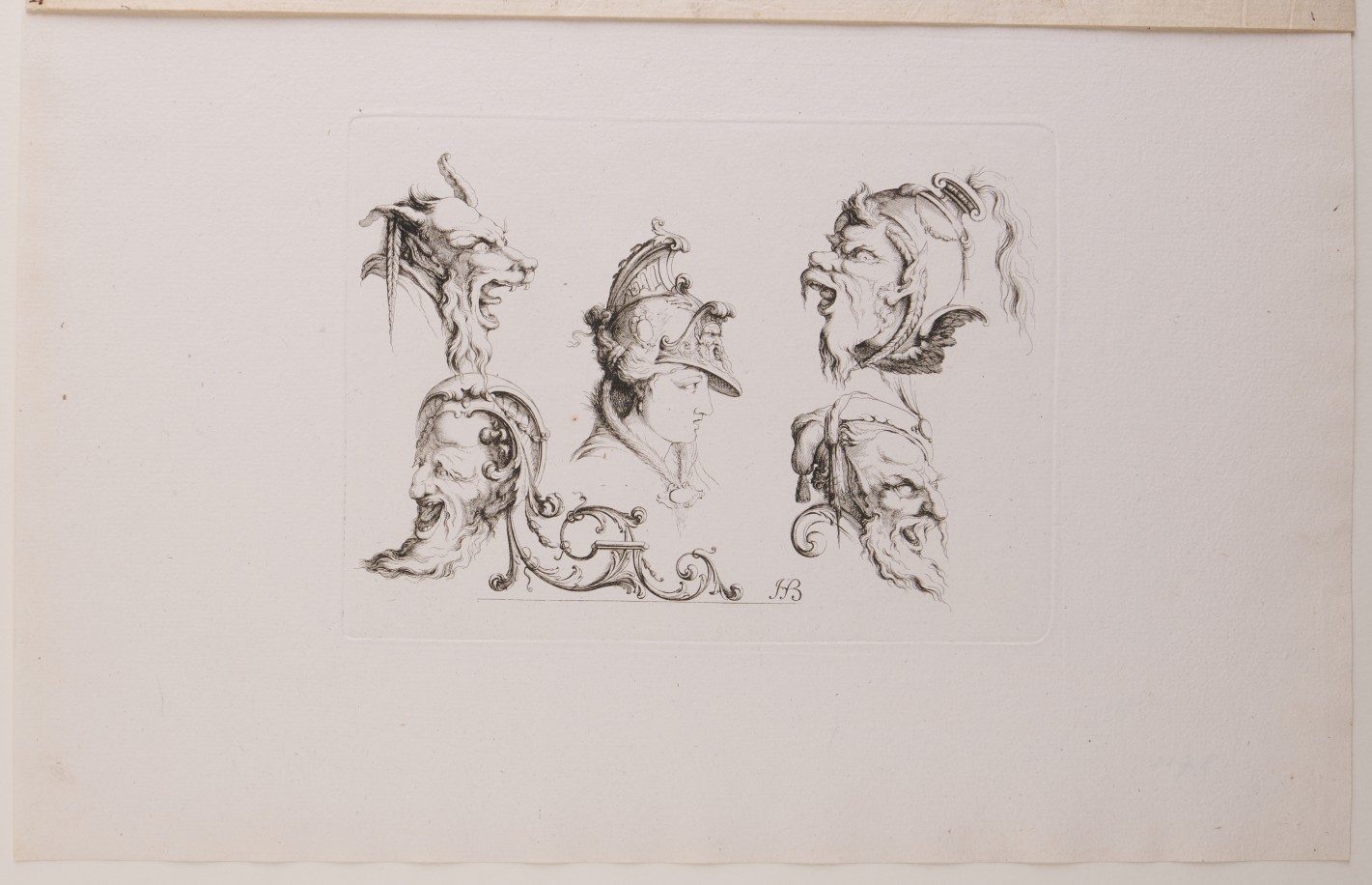 Fünf Entwürfe verschiedener Gesichter, teilweise verzerrte oder tierische Gesichtszüge. Mittig ein Frauenkopf im Profil mit Helm.