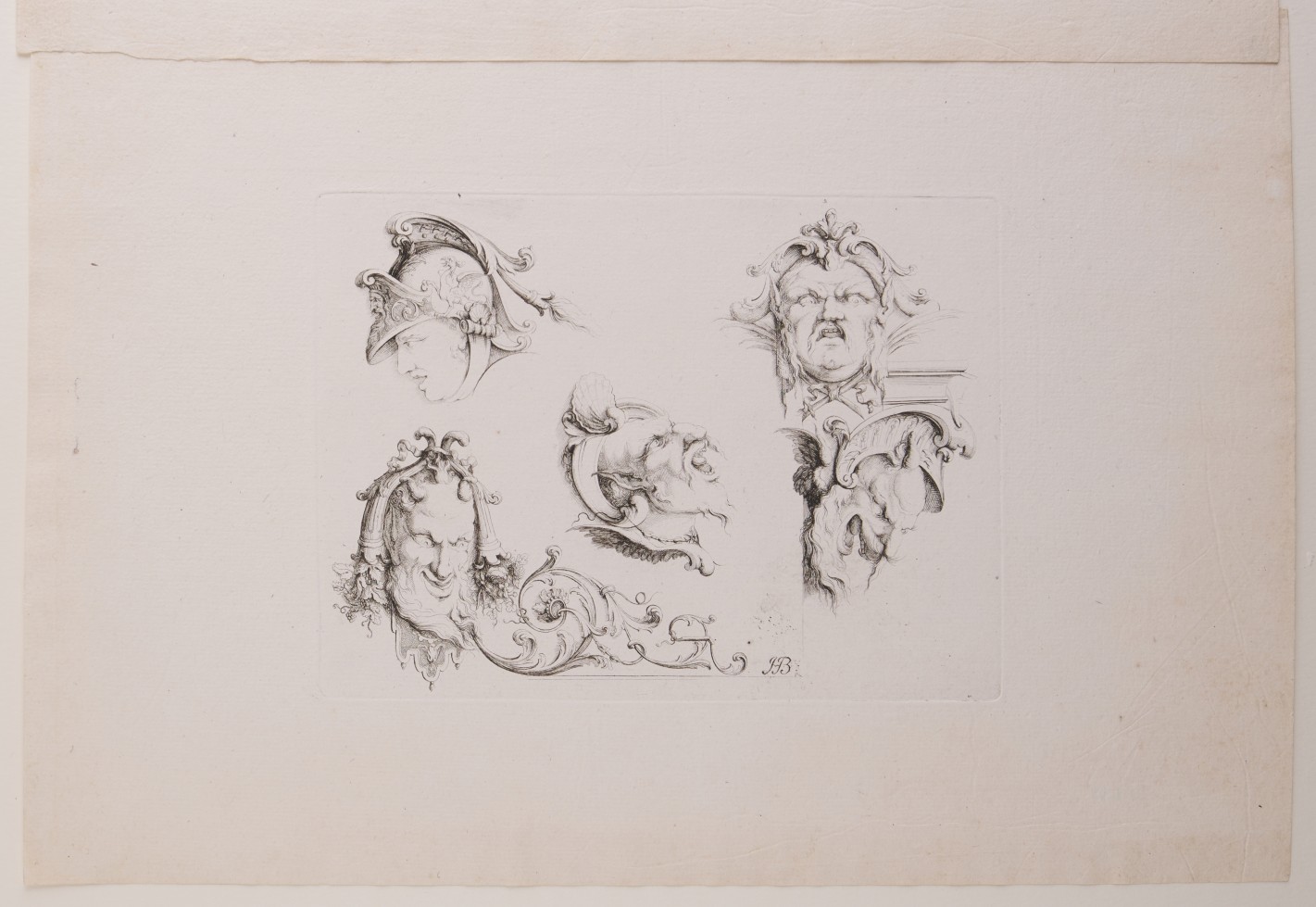 Vier Gesichtsdarstellungen in unterschiedlichen Posen. Verzerrte Grimassen mit fantasievollen Kopfbedeckungen.