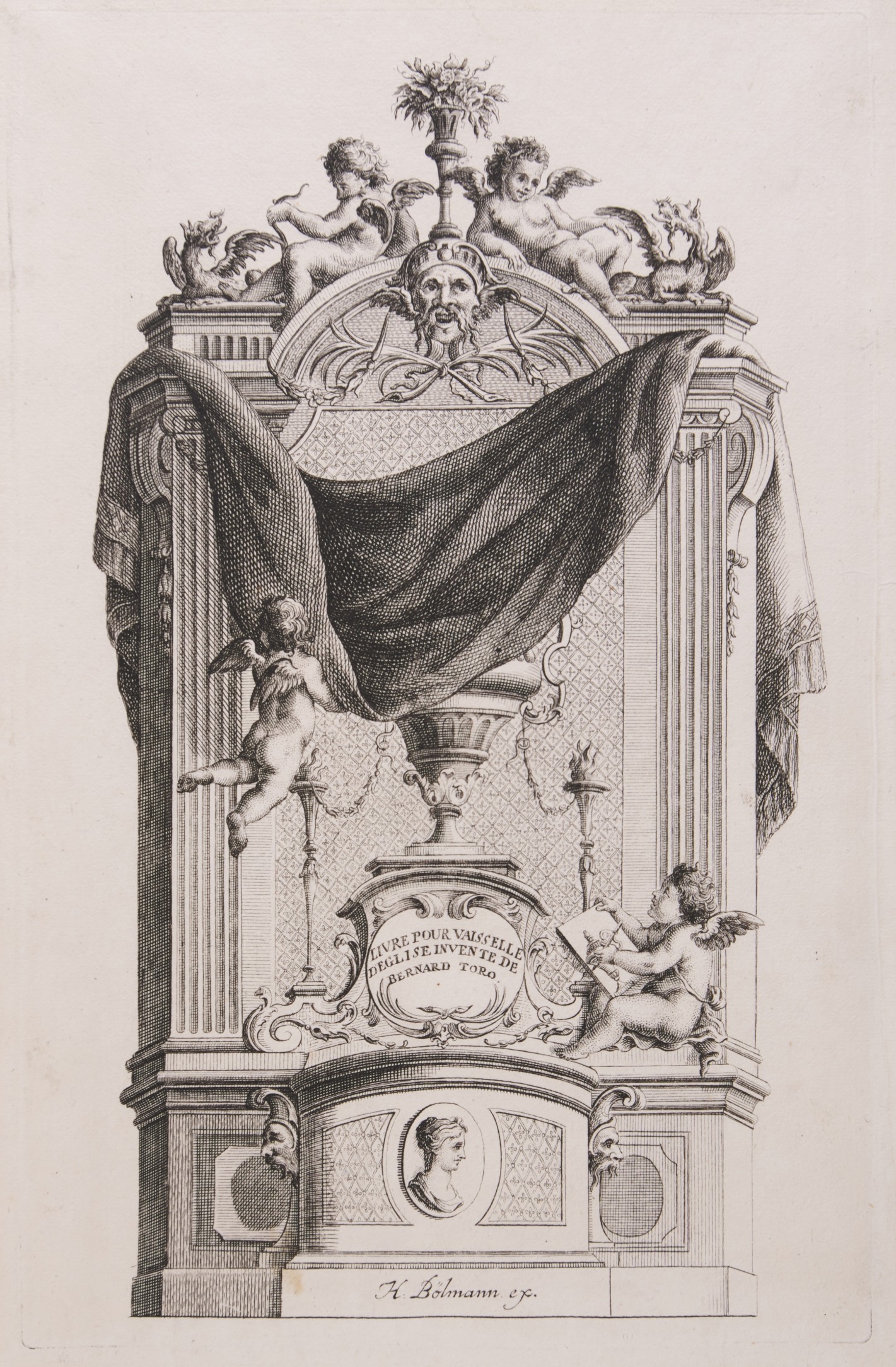 Architektonischer Aufbau mit mittlerem Podest auf dem eine Vase steht. Ein kleines Engelchen zieht an einem Vorhang, der das Gefäß halb verdeckt. Oben ein verzierter halbrunder Giebel.