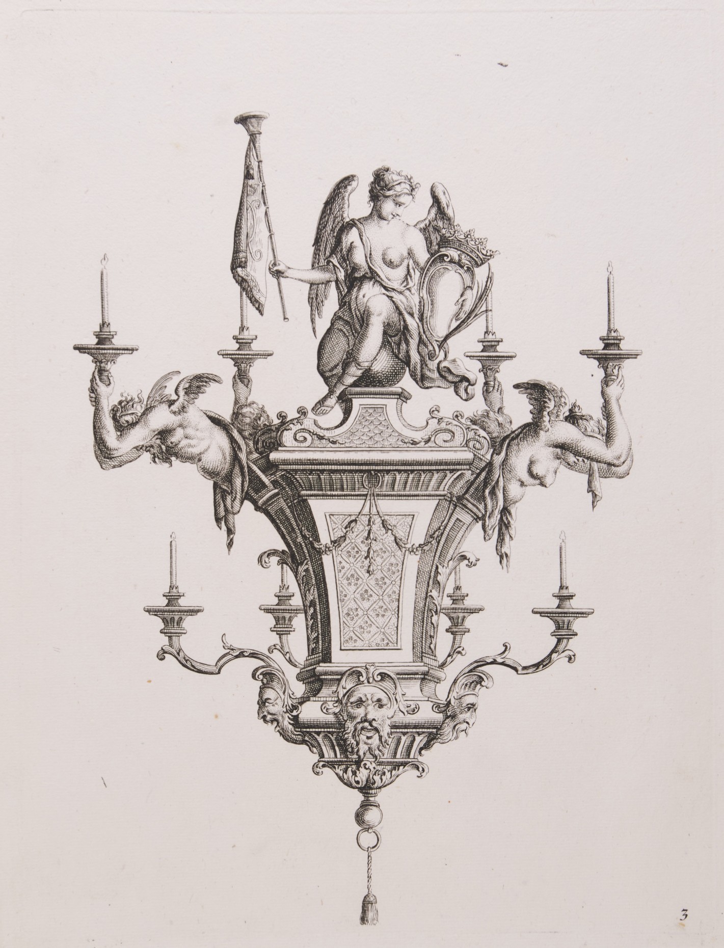 Deckenlampe mit acht Armen, geschmückt mit Fabelwesen, bekrönt von einer geflügelten Frauenfigur in offenem Gewand mit entblößter Brust. In ihrer Rechten hält sie eine Fahne.