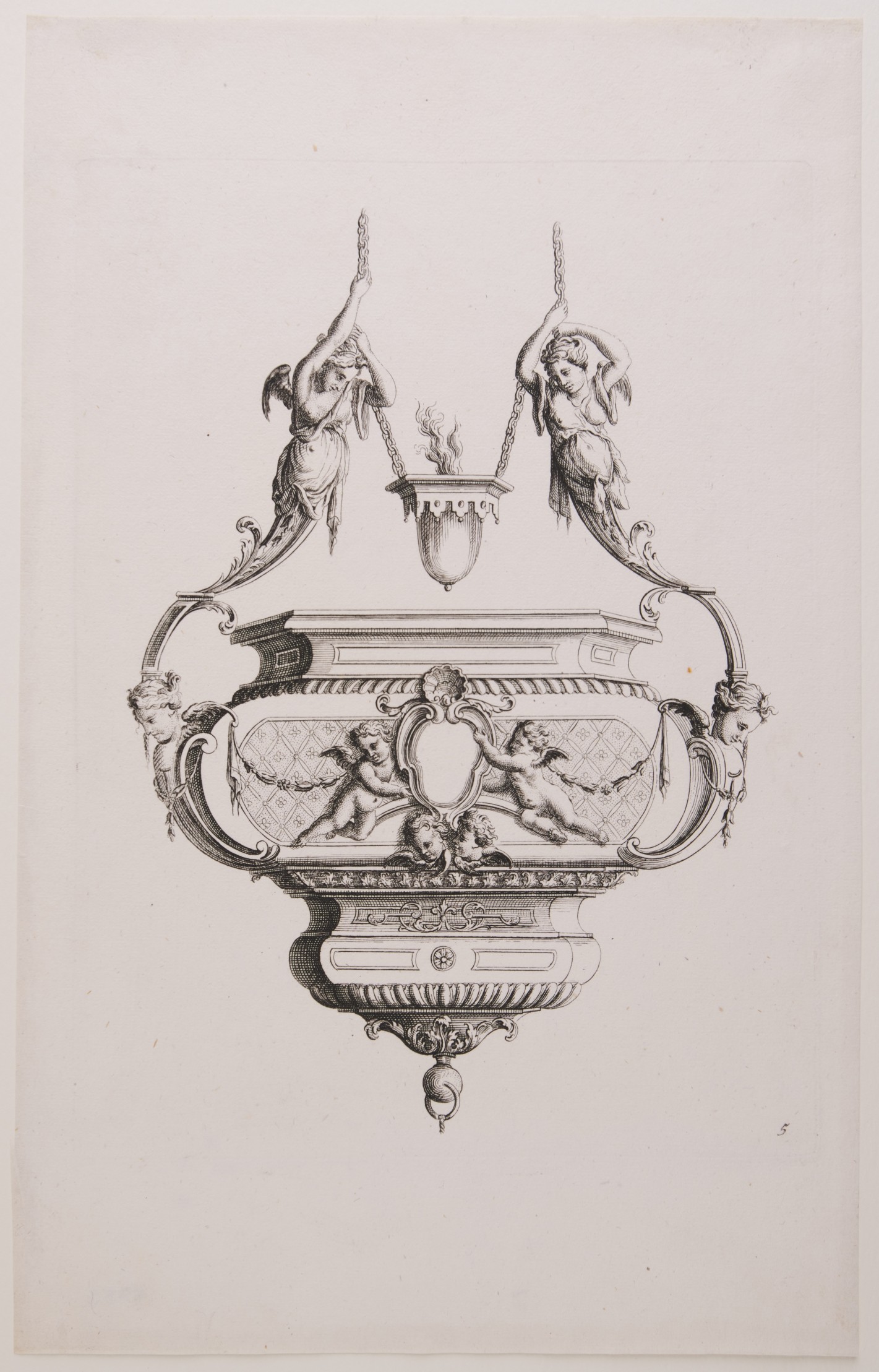 Bauchige Wandlampe mit geschwungenen Formen und Figurenschmuck.