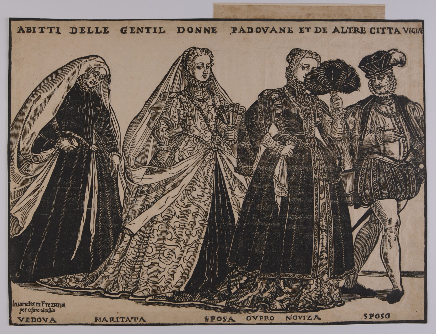 Drei Frauen und ein Mann im Dreiviertelprofil nach rechts mit feiner Kleidung. Zwei Frauen tragen Schleier, eine einen Fächer, der Mann trägt Hut mit Federn. Unten und oben italienische Beschriftung.