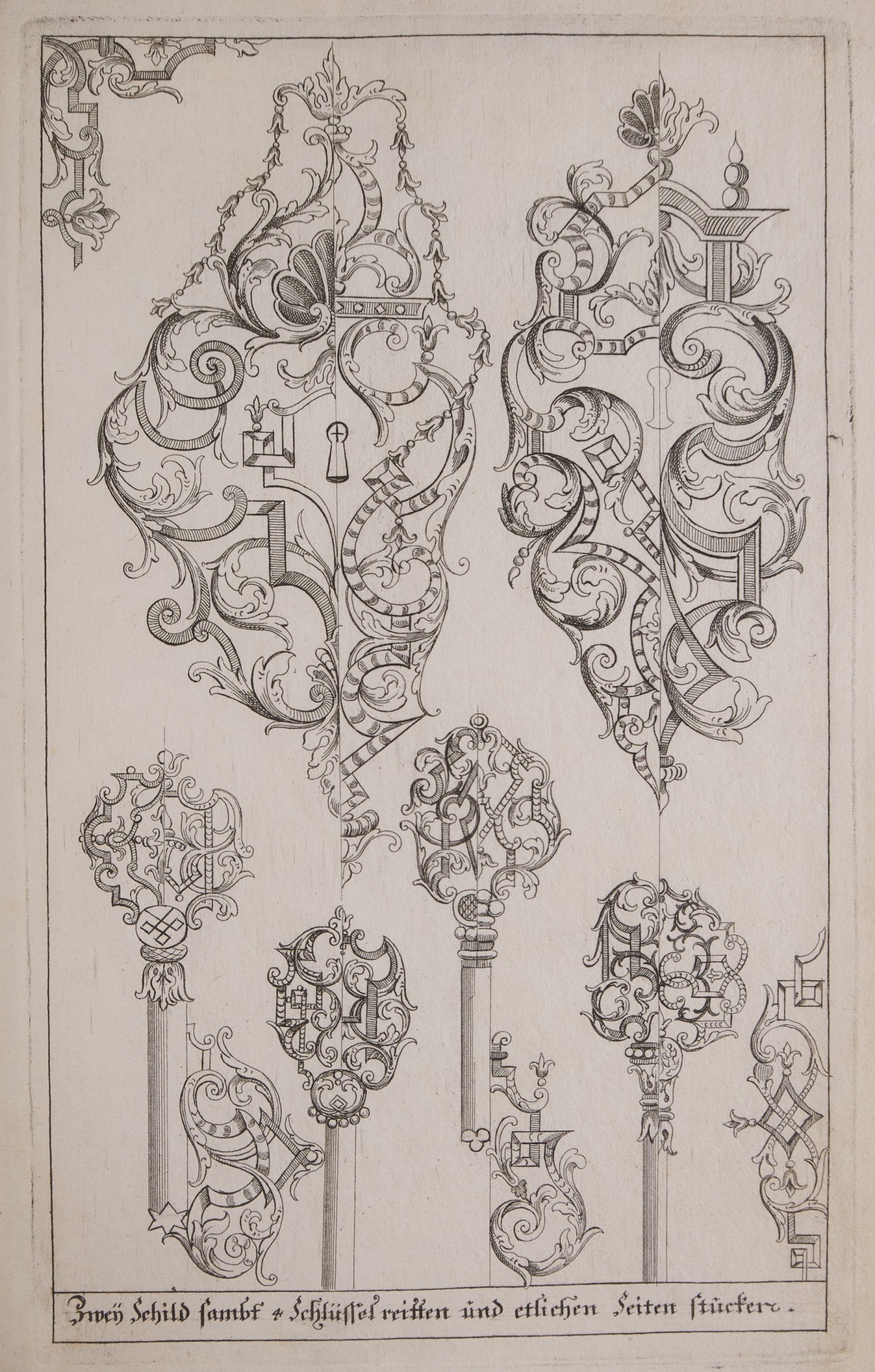 Zwei Türschilde und vier Schlüssel, die mit pflanzlichen und gerollten Formen verziert sind.