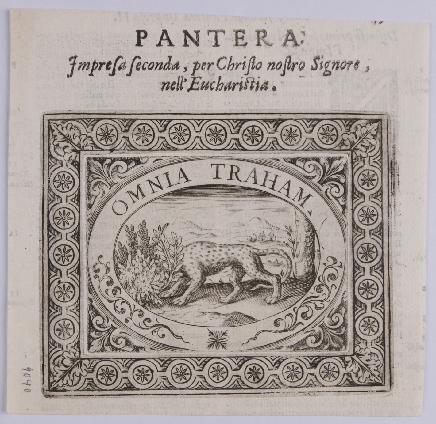 Verzierter querrechteckiger Rahmen mit ovaler Aussparung. Darin mittig ein Leopard, der seinen Kopf in ein Gebüsch steckt. Darüber kurzer lateinischer Text.