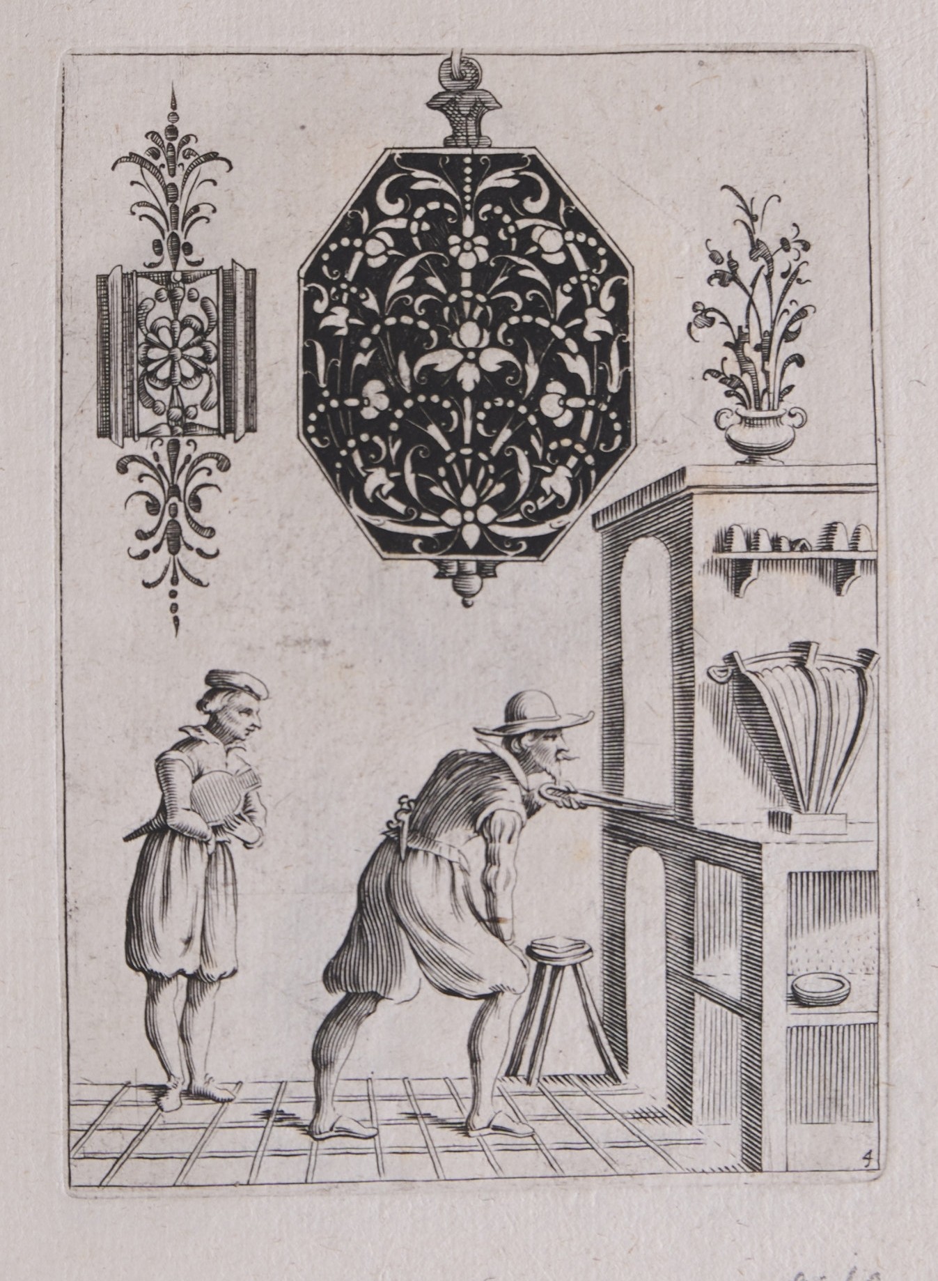 Darstellung eines Mannes mit Hut, der mit Werkzeug in einem Ofen hantiert. Hinter ihm steht ein jüngerer Mann, der einen Blasebalg hält. Über den beiden in der Mitte ist ein großes Ornament mit schwarzem Hintergrund.