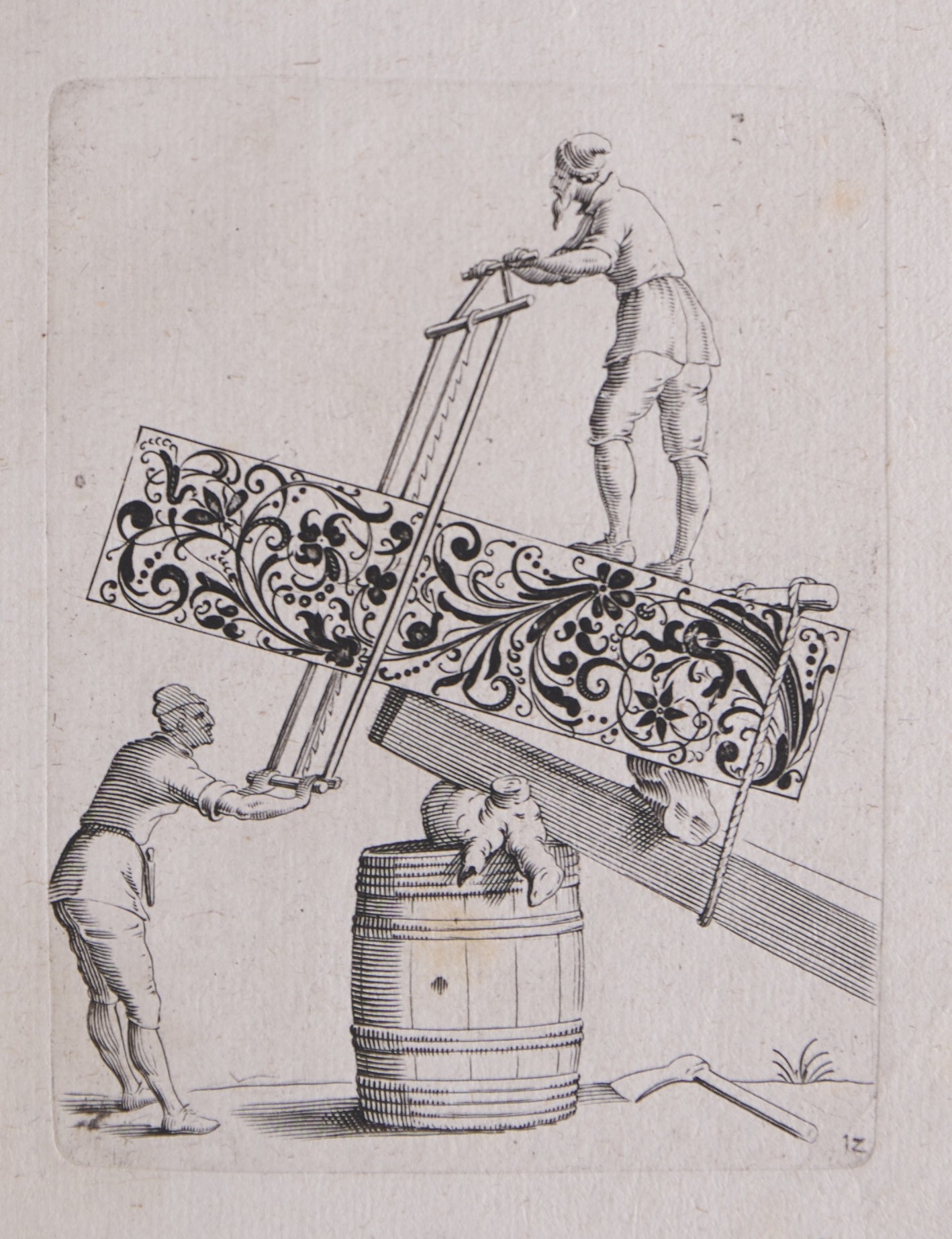 Eine männliche Person steht oben auf einer mit Ornament geschmückten Platte, die auf einem Holzfass ruht und die er gemeinsam mit einem unter ihm stehenden Mann auseinandersägt.