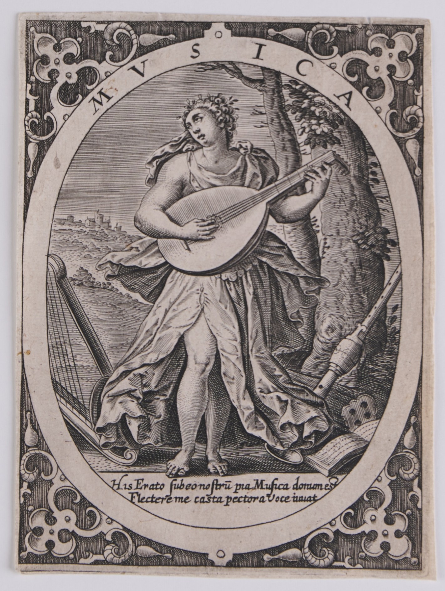 Darstellung einer Frauengestalt in antikem Gewand, Sie spielt Laute. Links von ihr liegt eine Harfe, dahinter entfernt das Panorama einer Ansiedlung. Im Vordergrund Notenblätter, im Mittelgrund zwei Baumstämme.