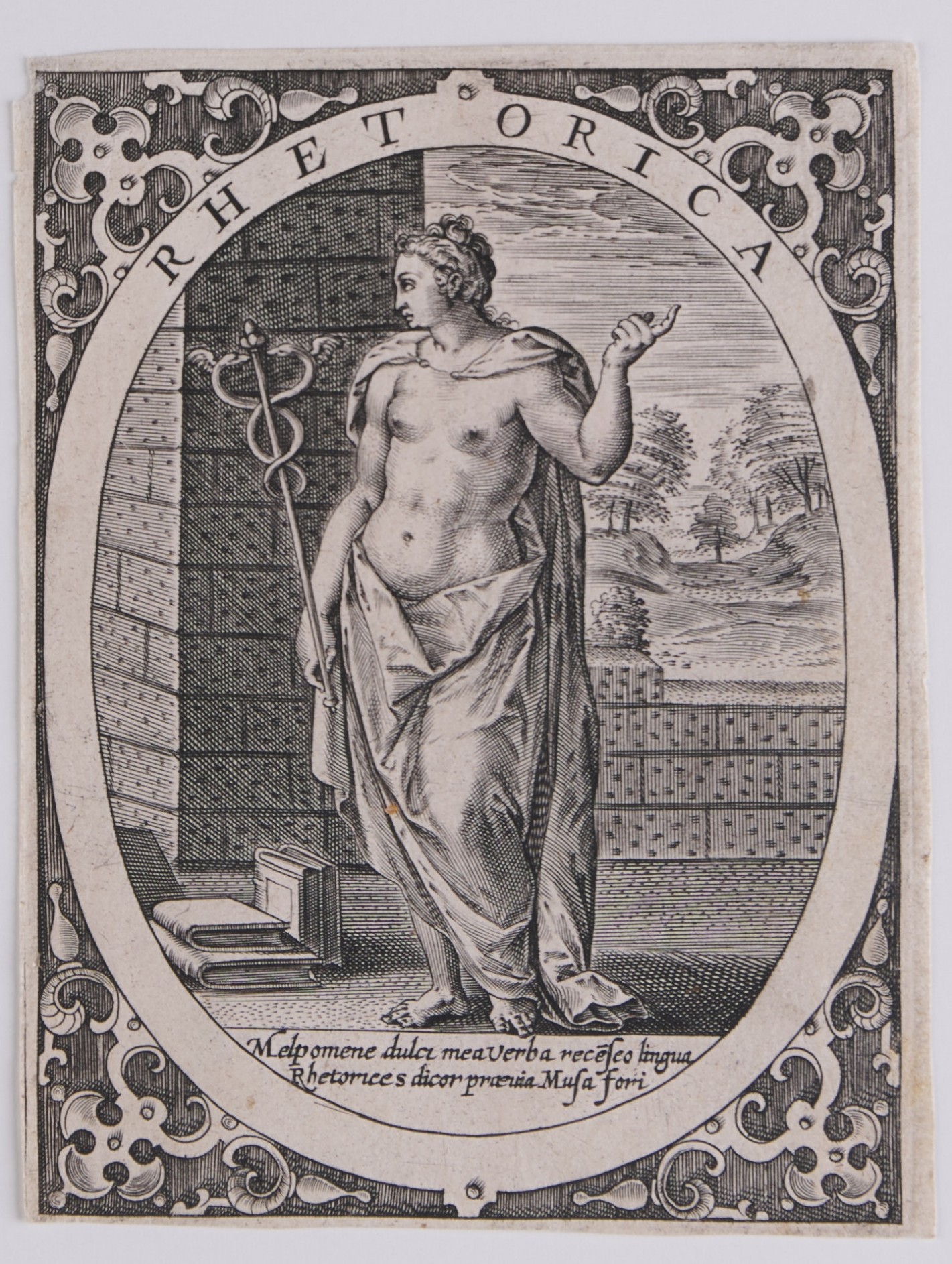 Frauenfigur in einem offenen Gebäude. Mit einem Mantel bekleidet, der Oberkörper ist nackt. In ihrer Rechten hält sie einen Stab mit geflügelten Schlangen. Ihre Linke ist zu einem Zeigegestus erhoben. Auf dem Boden liegen vier Bücher. Im Hintergrund Landschaft.