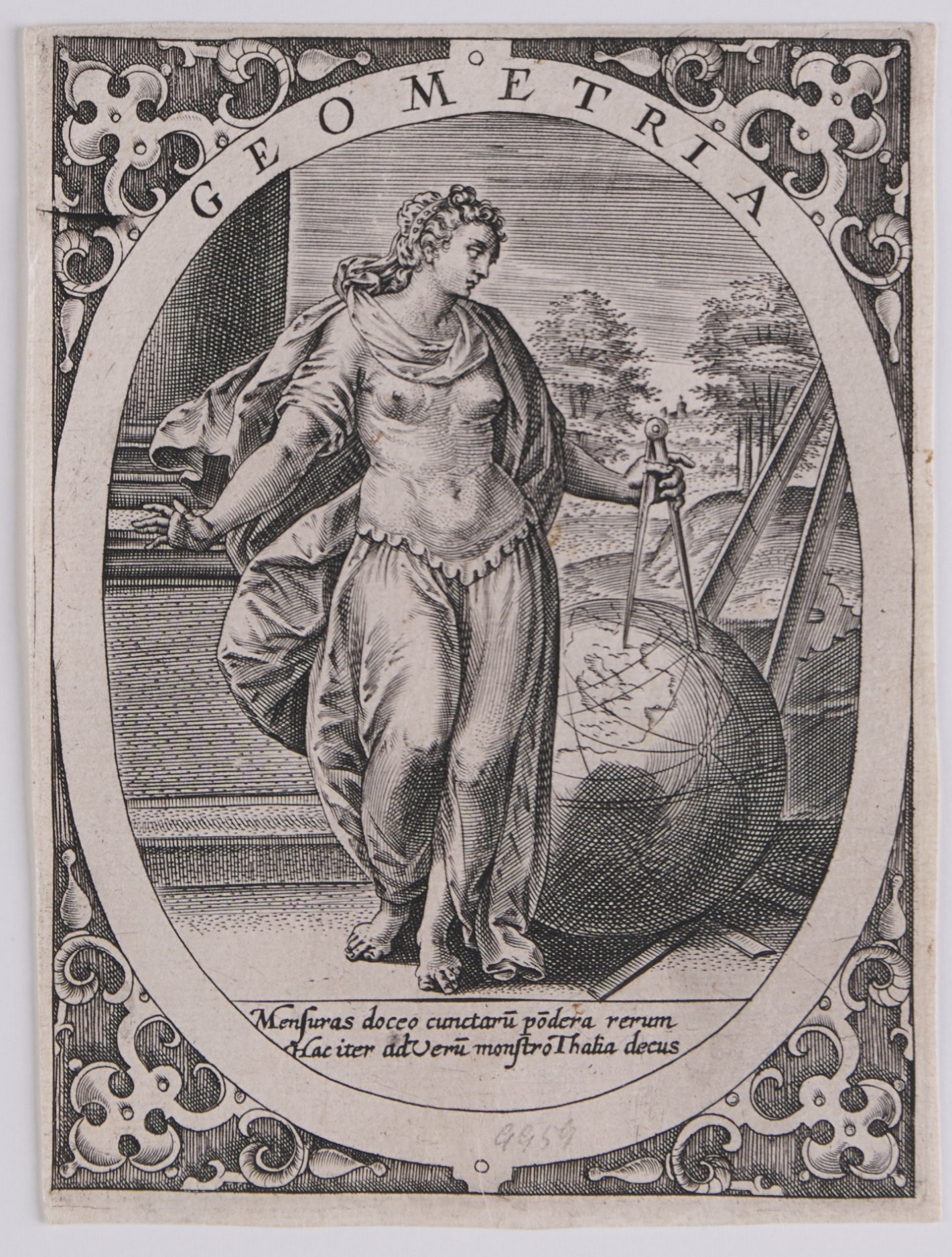 Frauengestalt mit antikem Gewand und entblößten Brüsten in angedeuteter Tempelarchitektur. Rechts von ihr liegt auf dem Boden eine große Weltkugel auf der sie mit einem großen Zirkel Maß nimmt. Hinter dem Globus ein weiteres Messinstrument.