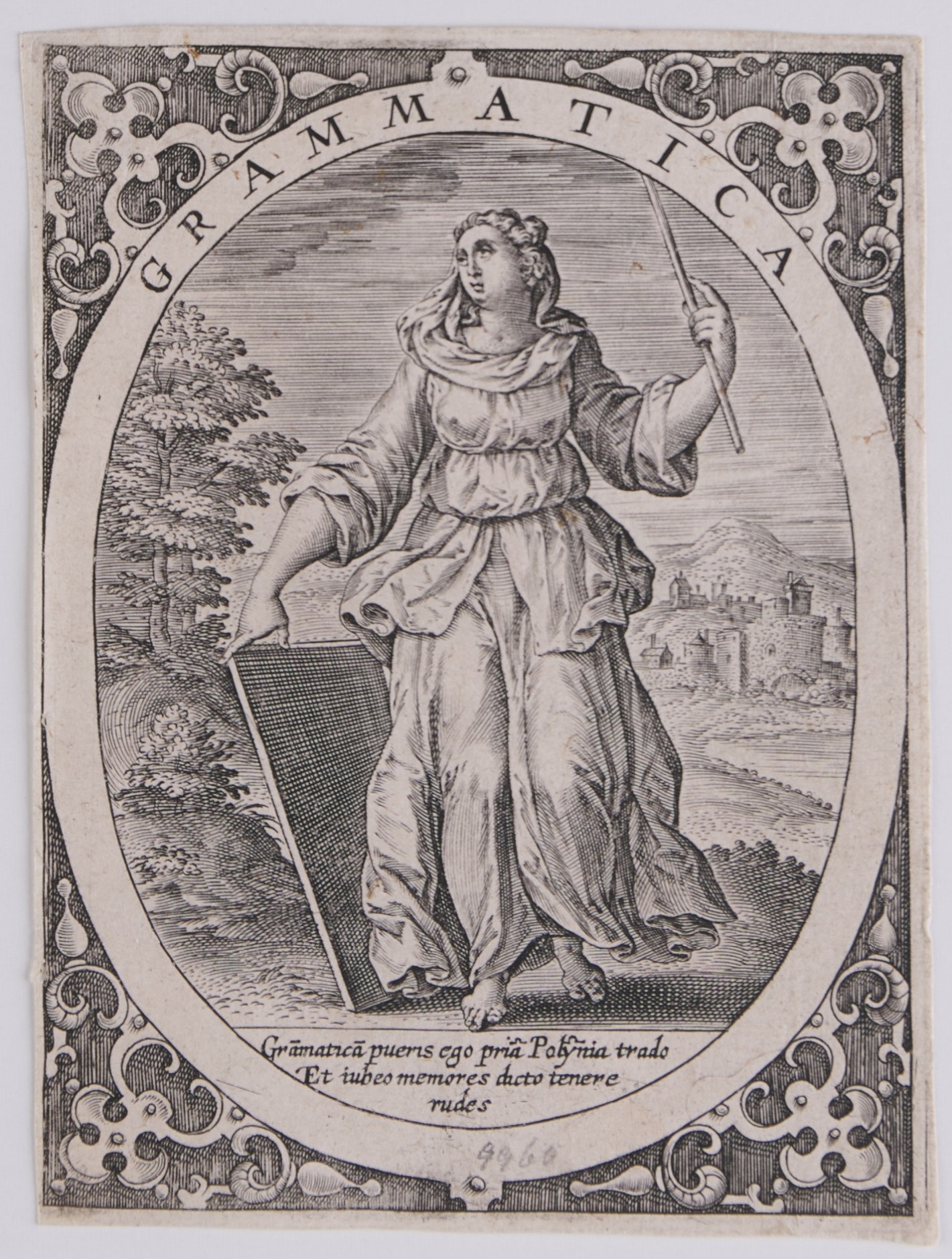 Weibliche Person in weitem Kleid. Mit ihrer Linken hält sie einen Zeigestock hoch, die Rechte ruht auf einer Tafel. Im Hintergrund links ein Dorf, rechts ein Laubbaum.