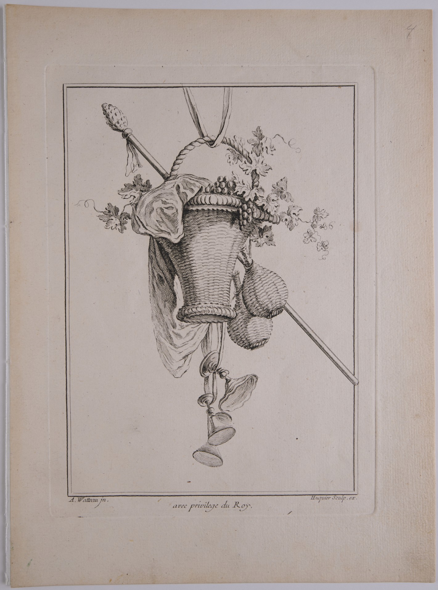 Korb mit Weinlaub und zwei seitlich daran hängenden Korbflaschen an einer Aufhängung. Unter dem Korb drei Trinkgefäße an einem Band hängend.