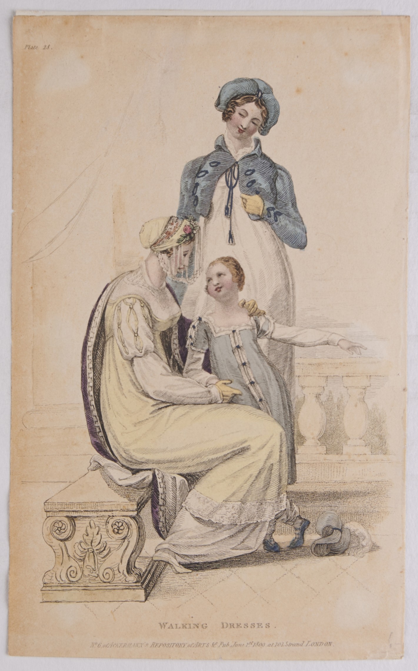 Zwei weibliche Personen mit einem Mädchen vor angedeuteter Balustrade. Eine Frau mit blassgelbem Kleid hat sich auf einer Steinbank niedergelassen, das Mädchen lehnt sich stehend an sie, die zweite Frau mit blauer Jacke, Hut und Kleid steht dahinter.