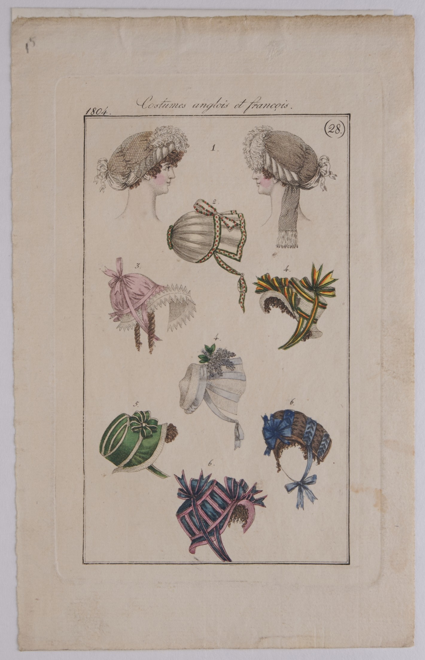 In hochrechteckigem Rahmen oben zwei Frauenköpfe mit Hutmodellen, darunter sieben weitere Kopfbedeckungen in verschiedenen Farben.